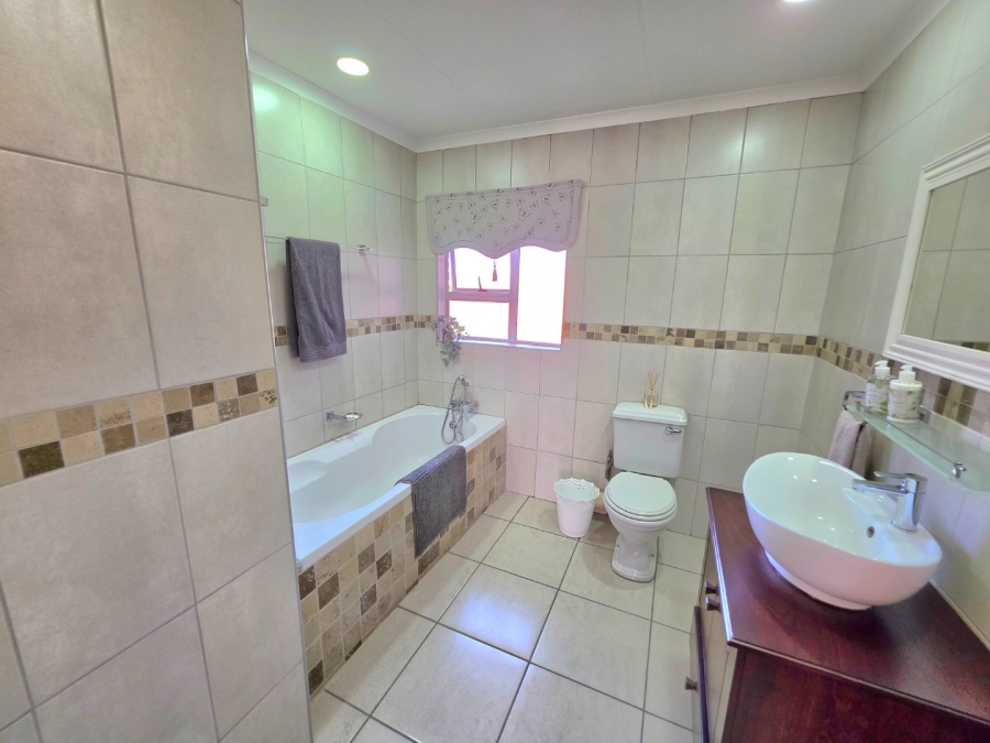 5 Bedroom Property for Sale in La Provance Free State